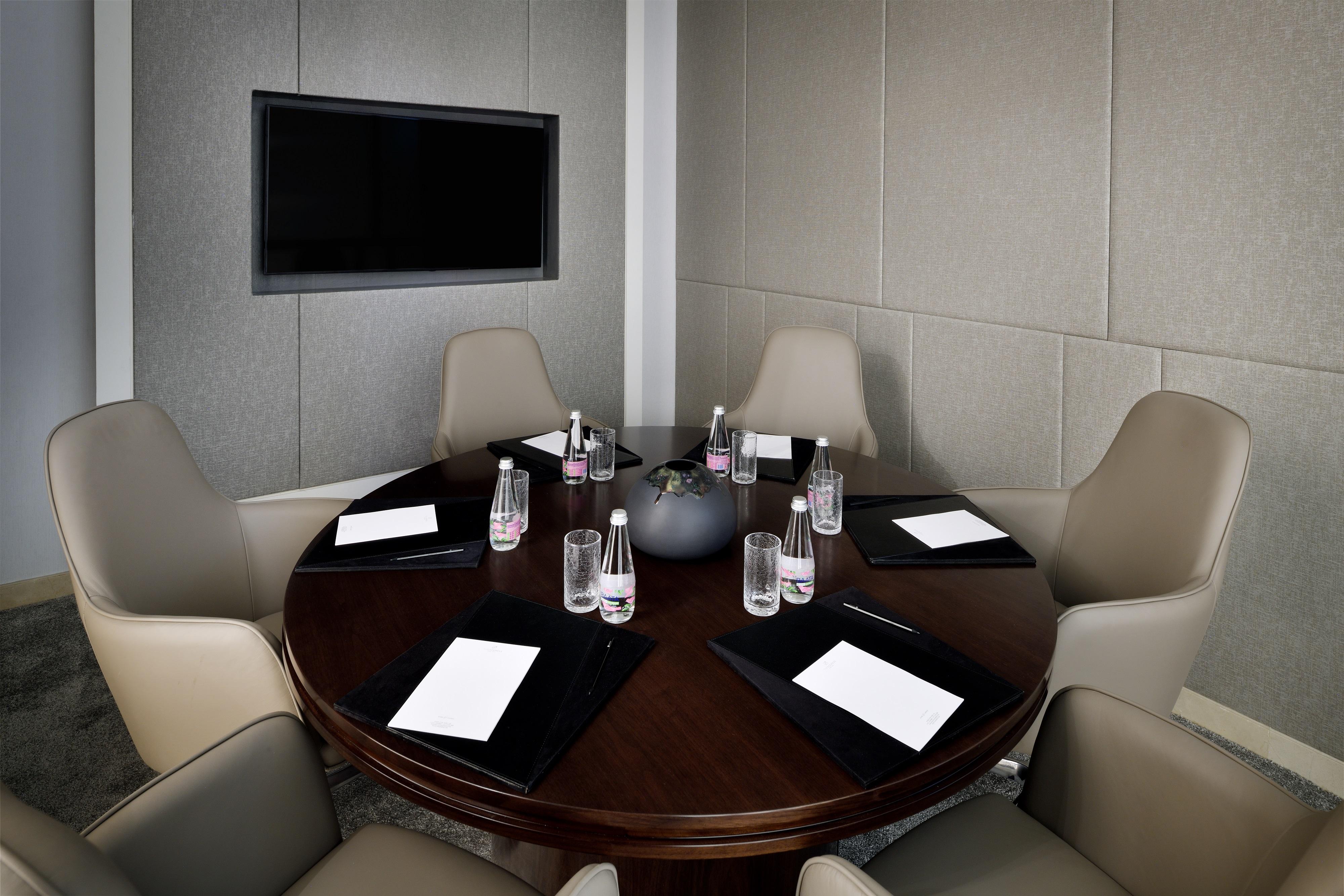 Kempinski Central Avenue Dubai Hotel Buitenkant foto A meeting room at the Four Seasons Hotel, London